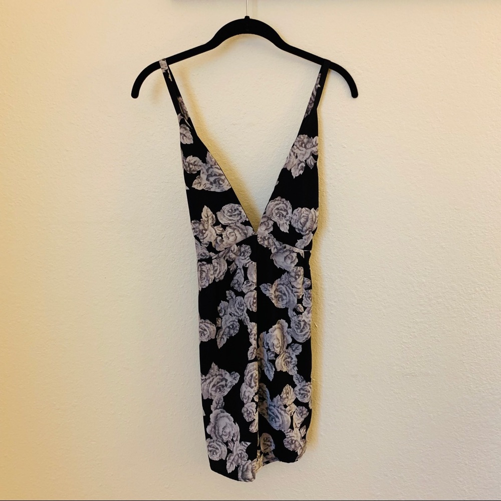 Flowy Cross-Back Romper black with grey flowers